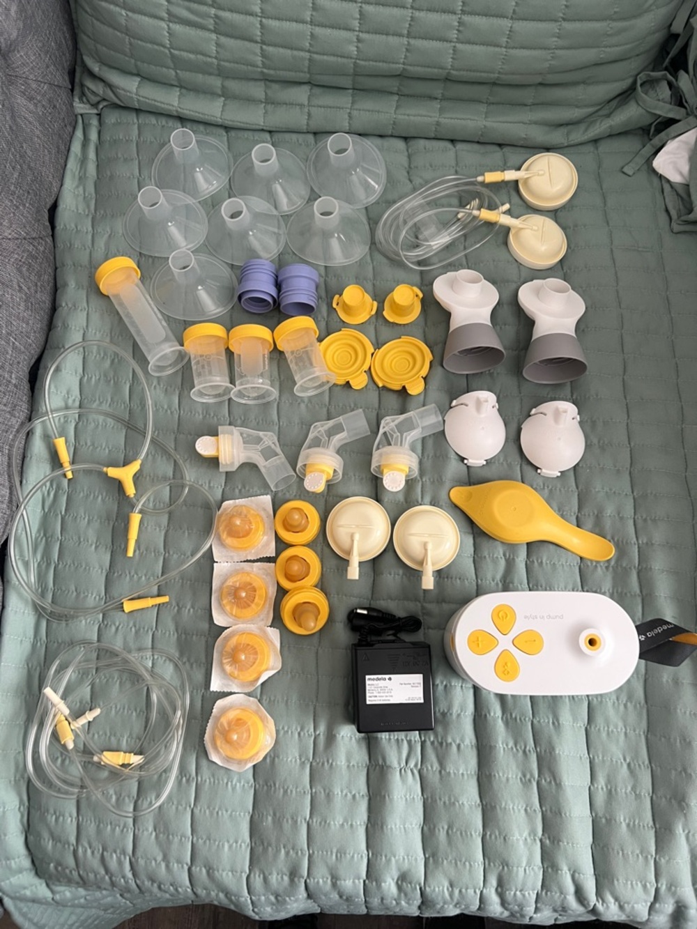 Medela Replacement Breast Pump Parts Set in Yellow and White